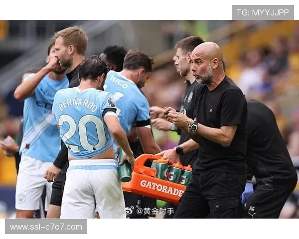 曼城举办社区足球节,瓜迪奥拉与小球童互动