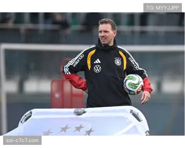 特写:纳格尔斯曼场边手持战术平板,频繁与助教交流 特写:纳格尔斯曼场边手持战术平板,频繁与助教交流